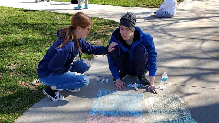 卡森 and Sydney at a sidewalk chalk event through <a href='http://26jqn.hataselektrik.com'>十大网投平台信誉排行榜</a>阿尔图纳分校’s student organization We Are Friends.